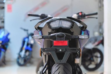 Lima peru sep 26 2025: Yamaha motosikleti arka lambası ve dönüş sinyallerini gösteriyor