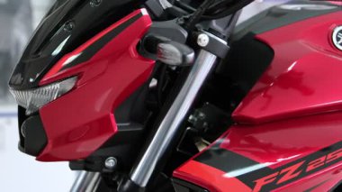 Gıcır gıcır 25. motosiklet mağazada.