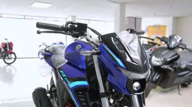 Gıcır gıcır mavi bir Yamaha fz. 25 motosiklet satılık. Bir motosiklet mağazasında.