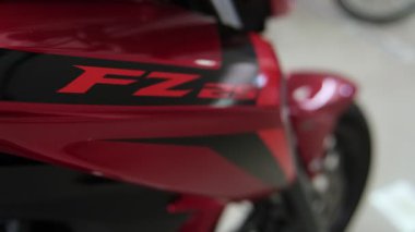 Yeni Yamaha fz25 motosiklet galeride sergileniyor