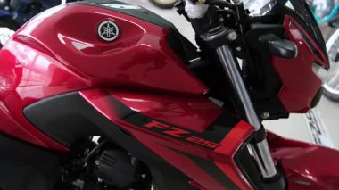 Galeride yeni yamaha fz25 motosiklet kırmızısı sergileniyor