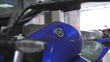 Gıcır gıcır mavi bir Yamaha fz. 25 motosiklet satılık. Bir motosiklet mağazasında.