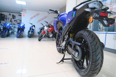 Lima peru sep 26 2025: Yamaha motosikleti arka lambası ve dönüş sinyallerini gösteriyor