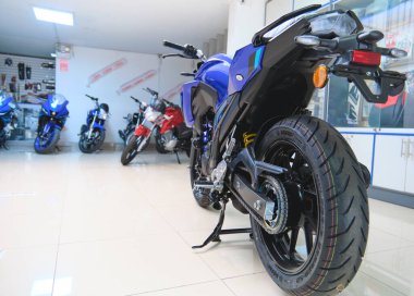 Lima Peru sep 26 2025: Yamaha motosiklet galerisinde galeri zemininde yeni bisikletler