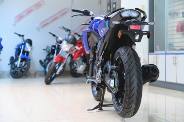 Lima Peru sep 26 2025: Yamaha motosiklet galerisinde galeri zemininde yeni bisikletler