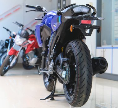 Lima Peru sep 26 2025: Yamaha motosiklet galerisinde galeri zemininde yeni bisikletler