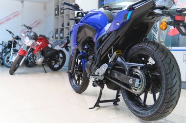 Lima Peru sep 26 2025: Yamaha motosiklet galerisinde galeri zemininde yeni bisikletler