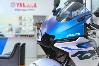 YLima Peru sep 26 2025: amaha r3 spor bisikleti galeride sergileniyor, aracın perakende satış noktasını vurguluyor.