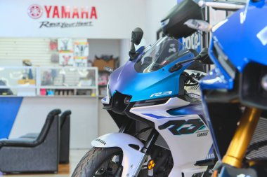 YLima Peru sep 26 2025: amaha r3 spor bisikleti galeride sergileniyor, aracın perakende satış noktasını vurguluyor.