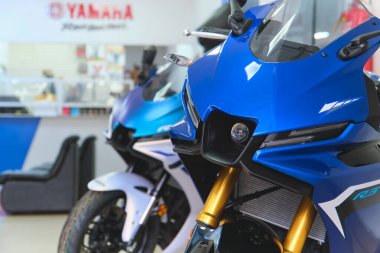 Lima Peru sep 26 2025: Yamaha motosikletleri mavi ve beyaz spor bisikletlerini gösteren bir galeri galerisinde sergilendi