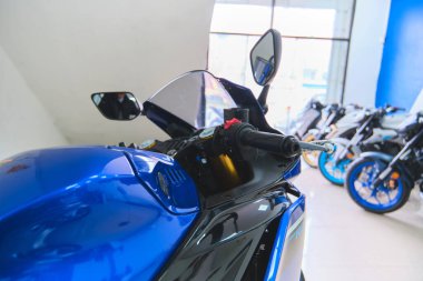 Lima Peru sep 26 2025: Yeni Yamaha motosikletleri modern bir galeride park halinde, satışa hazır.