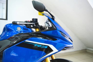 Lima Peru sep 26 2025: Modern mavi yamaha yzf-r3 spor bisikleti bir galeride sergilenmekte.