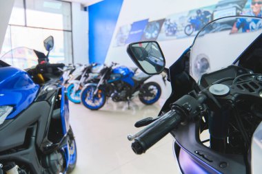 Lima Peru sep 26 2025: Yeni Yamaha motosikletleri modern bir galeride park halinde, satışa hazır.