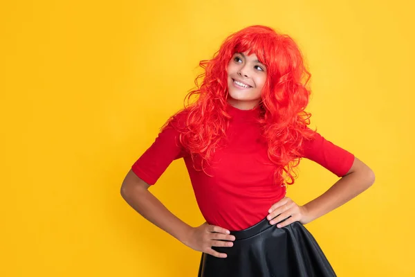 Positive Teenager Kind Mit Roten Langen Haaren Auf Gelbem Hintergrund — Stockfoto