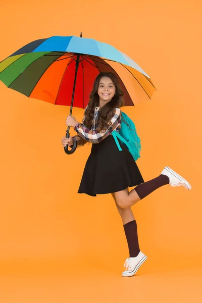 Okula Gidiyorum Yağmurlu Hava Uygun Giysiler Neşeli Gülümseyen Liseli Kız — Stok fotoğraf