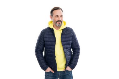 Gülümseyen olgun bir adamın ceketi. Ceketli olgun bir adam beyaz arka planda izole edilmiş. Adam stüdyoda kalın bir ceket giyiyor. Olgun bir adam için sonbahar ceketi.