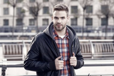 Yakışıklıymış. Şehir dışında yakışıklı bir adam var. Tıraşsız, yakışıklı ve şık saçlı beyaz bir adam. Tarz ve bakım. Erkek modası trendleri. Şehir yaşam tarzı. Kendinden emin ve yakışıklı..