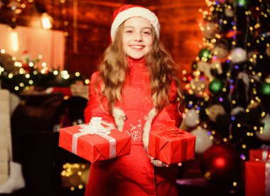 Parlak anılar. Mutlu yıllar. Xmas partisi hazırlığı. Yeni yıl tatili. Parti şapkalı küçük kız. Kış tatili Noel Baba küçük kız. Yeni yıl partisi. Kış. Noel zamanı. Kış partisi.