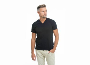 Karizmatik boz adam tarzı. Boz adamın stüdyo çekimi. Beyaz arka planda izole edilmiş olgun, kır saçlı bir adam. Gri tişörtlü, kır saçlı adam..