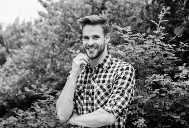 Gerçek ve saf mutluluk. Sıradan yaz modası. Erkek güzellik ve moda. Kot giyen adam. Dışarıda mutlu bir adam var. Çok şık ve şık görünüyorsun. Kareli gömlekli yakışıklı genç adam..