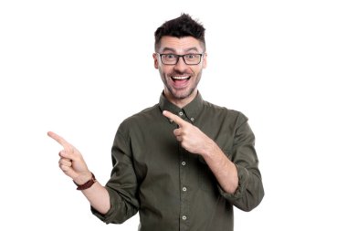 Kafkasyalı yönetmen stüdyoyu işaret etti. Yönetmen beyaz arkaplandan izole edilmiş. Gözlüklü yönetmen. Yetişkin yönetmen tişört giyiyor.