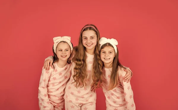 Odzież Piżama Dla Dziewcząt Szczęśliwe Siostry Homewear Różowe Tło — Zdjęcie stockowe