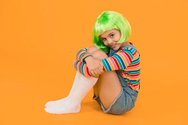 Kid Dziewczyna Jasnym Żywe Fryzury Koncepcja Sztucznej Peruki Półtrwałe Krem — Zdjęcie stockowe