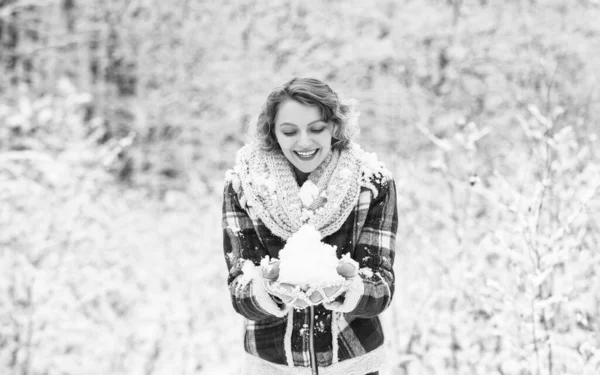 雪だるまを作る 凍った風景 雪は屋外ですべてが驚くほどになります 女性暖かい服雪の森 雪に覆われた自然 幸せよ エキサイティングな冬の写真撮影のアイデア 雪ゲーム — ストック写真
