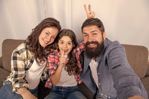 Familie Fericită Făcând Selfie Stând Canapea Acasă Distracție — Fotografie, imagine de stoc