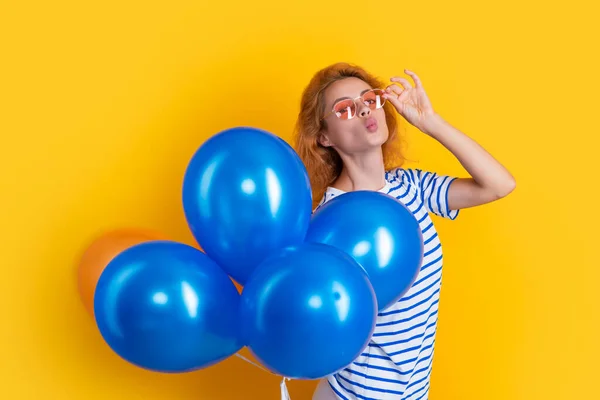 Κορίτσι Πάρτι Μπαλόνι Γυαλιά Ηλίου Ευτυχισμένο Κορίτσι Κρατήσει Μπαλόνια Κόμμα — Φωτογραφία Αρχείου
