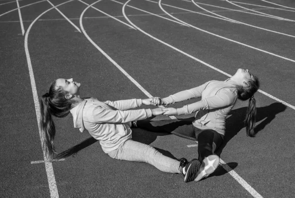 Tiener Vrienden Doen Partner Stretch Oefeningen Atletiek Track Vriendschap — Stockfoto