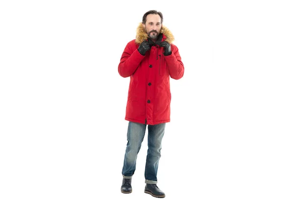 冬には外耳道を歩く男だ 男はスタジオで暖かい冬の耳を着用する 赤いパフのコートを着た大人の男が外で 冬のファッション 白地に隔離された冬の外耳道の成熟した男 — ストック写真