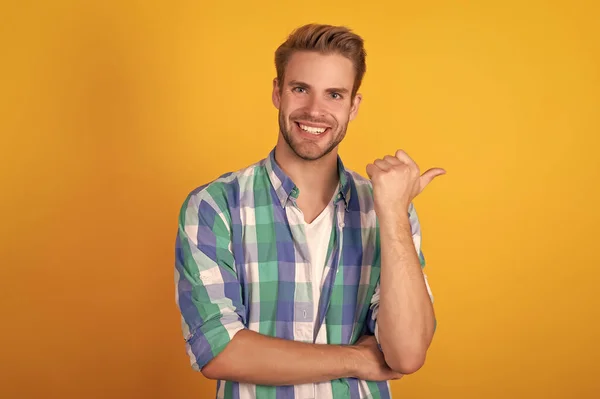 Váš Inzerát Tady Šťastný Muž Ukazuje Palcem Žluté Pozadí Reklamní — Stock fotografie
