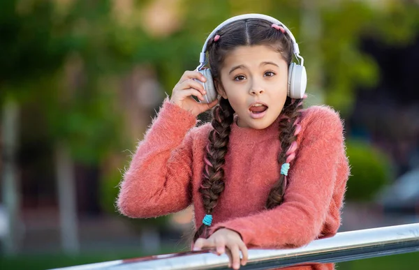 Nastolatka Nie Słyszy Dobrze Powodu Muzyki Nastolatek Zdejmuje Słuchawki Muzyki — Zdjęcie stockowe