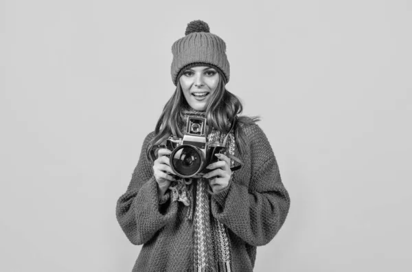 创造美好的回忆女性摄影师黄色背景 自由摄影师 带着照相相机的女人业余和专业摄影 — 图库照片