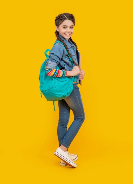 Szczęśliwa Dziewczyna Niosąca Plecak Edukację Żółte Tło Nastolatki Edukacja Szkolna — Zdjęcie stockowe