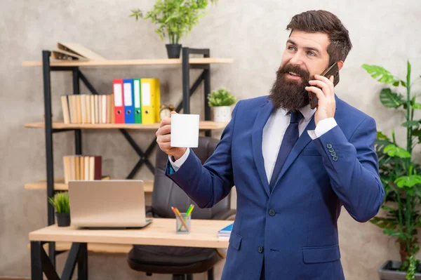Miten Voin Auttaa Onnellinen Manageri Puhuu Puhelimessa Juoden Teetä Työpuhelu — kuvapankkivalokuva