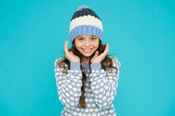 Ευτυχισμένος Έφηβος Κορίτσι Στα Πλεκτά Πουλόβερ Και Καπέλο Έχει Μακριά — Φωτογραφία Αρχείου