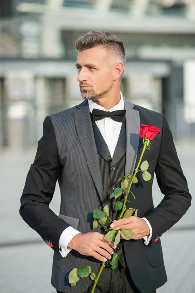 建议概念 黑色燕尾服男求婚 婚前求婚的男人 — 图库照片