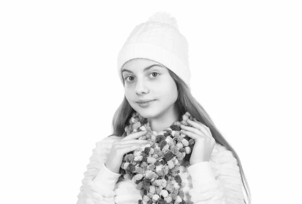 年轻又漂亮戴帽子 穿着毛衣的孩子 秋天流行风格 保暖的衣服穿着冬衣的少女 童年的快乐小孩穿着白色孤立的针织围巾 — 图库照片