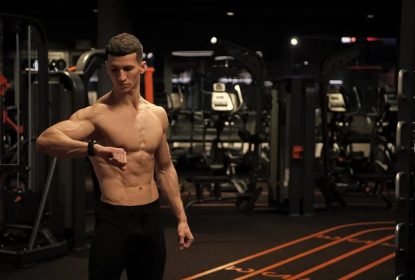Hemdloser Mann Mit Muskulösem Oberkörper Überprüft Fitness Tracker Uhr Fitnessstudio — Stockfoto