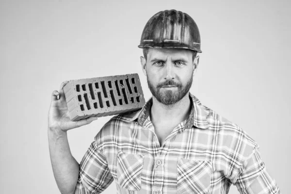 Pohledný Muž Zedník Stavebně Bezpečnostní Přilbě Kostkované Košili Staveništi Cihlou — Stock fotografie