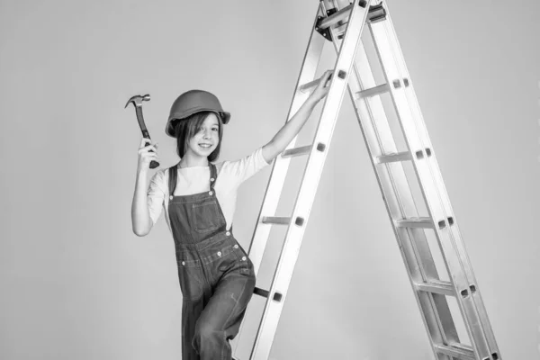 Девушка Работница Защитном Шлеме Форме Лестнице Молотком Конструкция — стоковое фото