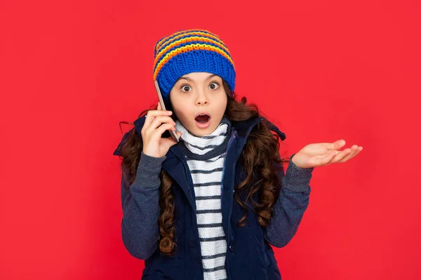 Retrato Saudação Criança Enquanto Conversa Telefônica Comunicação Garoto Chocado Espantado — Fotografia de Stock