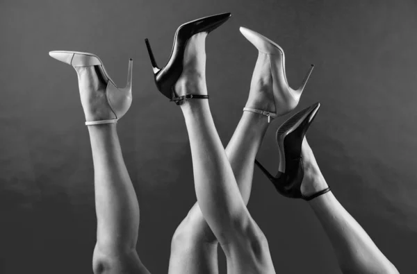 Pernas Femininas Sexy Nos Calcanhares Pés Femininos Sapatos Com Salto — Fotografia de Stock