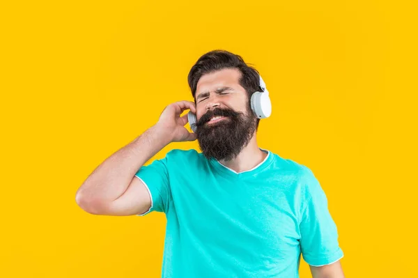 Tipo Feliz Escuchar Música Los Auriculares Escuchar Concepto Música Plano — Foto de Stock