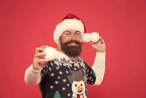 Счастливый Бородатый Мужчина Играть Новогодним Декоративным Снежком Носить Смешной Вязаный — стоковое фото