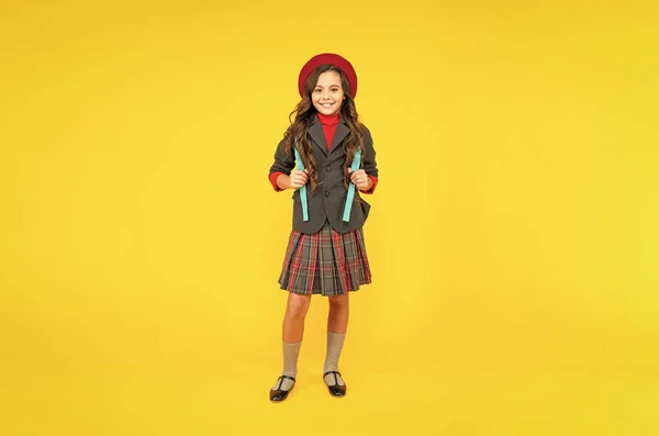 教育的概念 穿着制服 背景是黄色的孩子 快乐的童年 带着书包的孩子穿着贝雷帽的积极的少女背着背包 回学校去知识日 — 图库照片