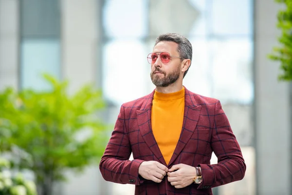 Dışarıdaki Şık Adamın Portresi Adam Şık Gözlük Takıyor Ceketli Bir — Stok fotoğraf