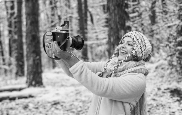 영감은 만듭니다 야외에서 하루를 십시오 눈덮인 속에서 빈티지 카메라를 겨울잡아내기 — 스톡 사진
